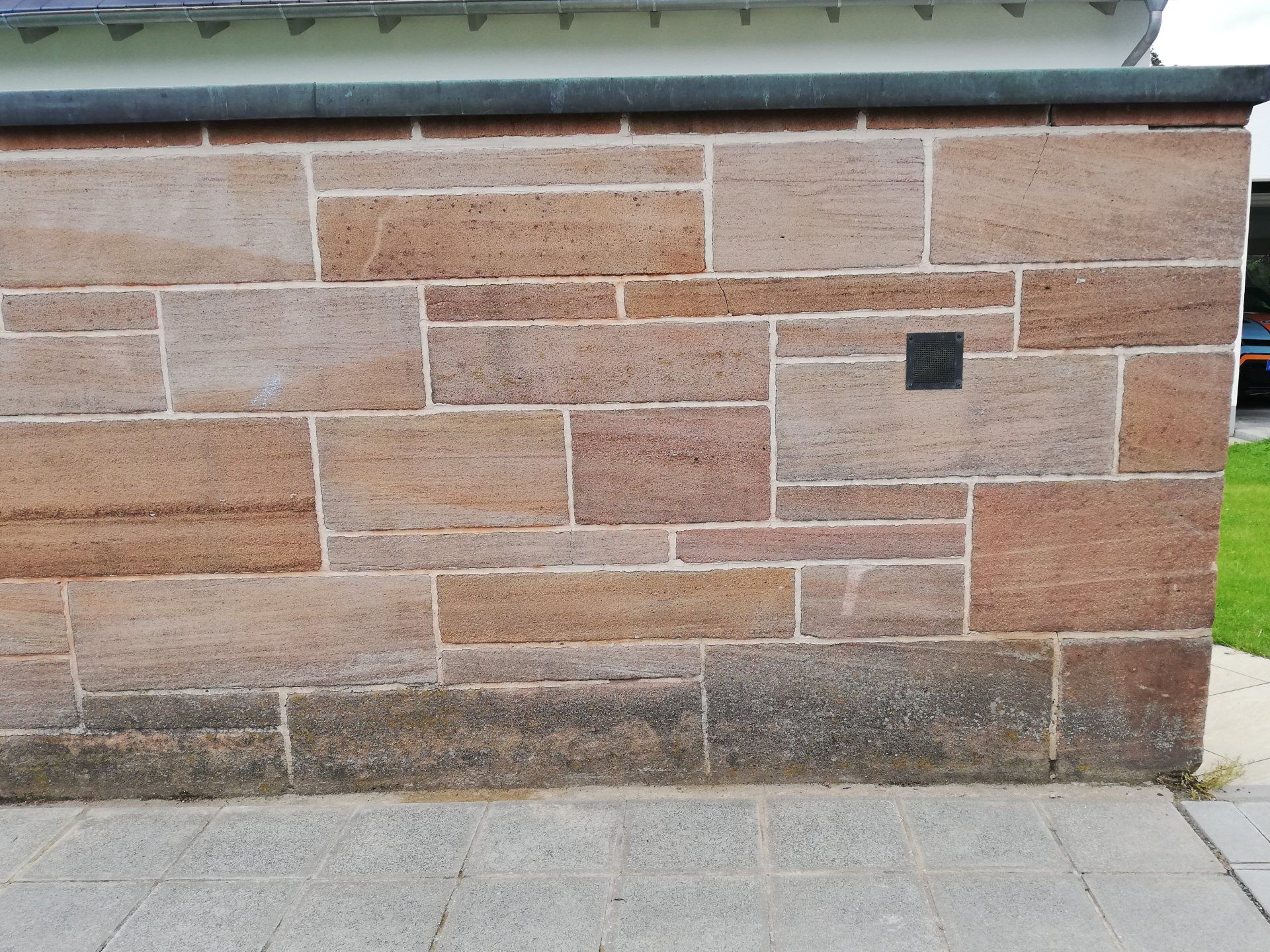 Sandsteinmauer aus Worzeldorfer Quarzit Sandsteinpfeiler, Sandsteinmauer aus Worzeldorfer Quarzit