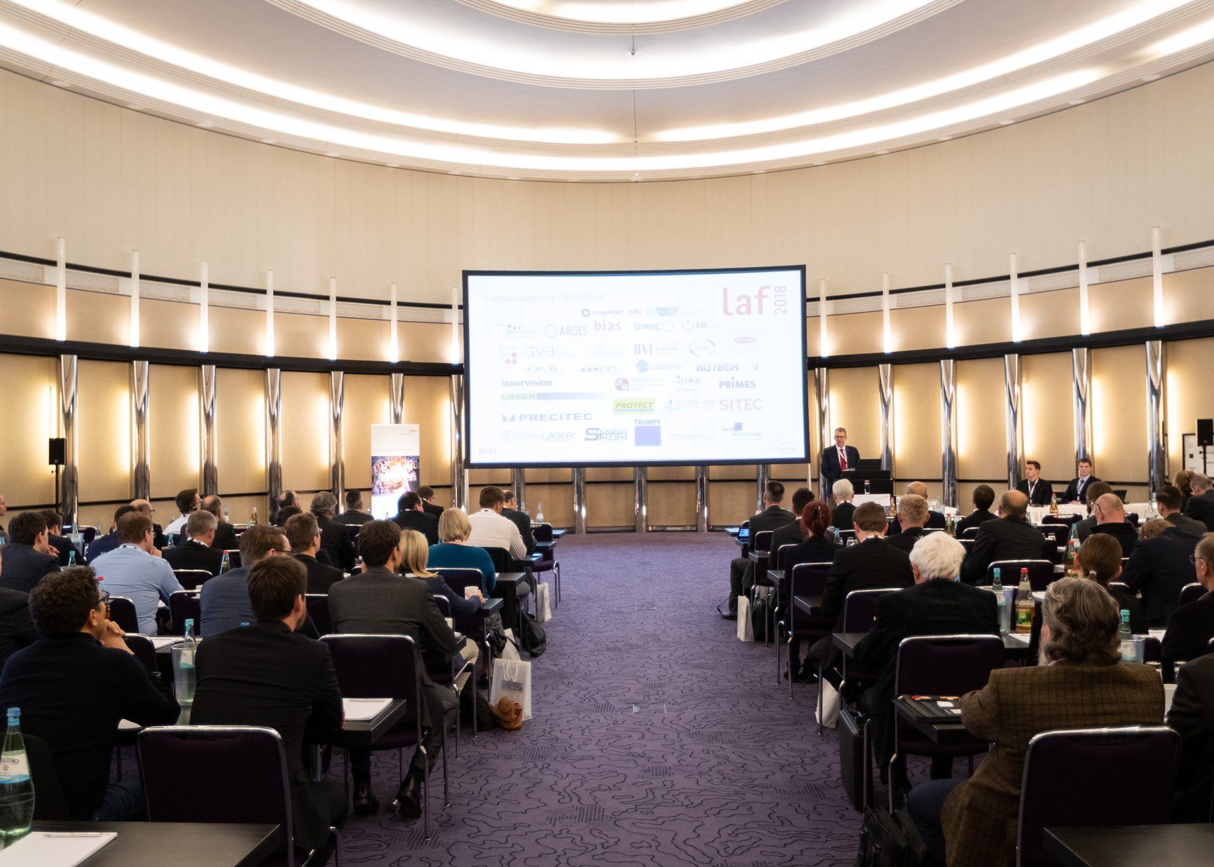Das Foto zeigt einen gefüllten Saal beim Laser Anwender Forum.