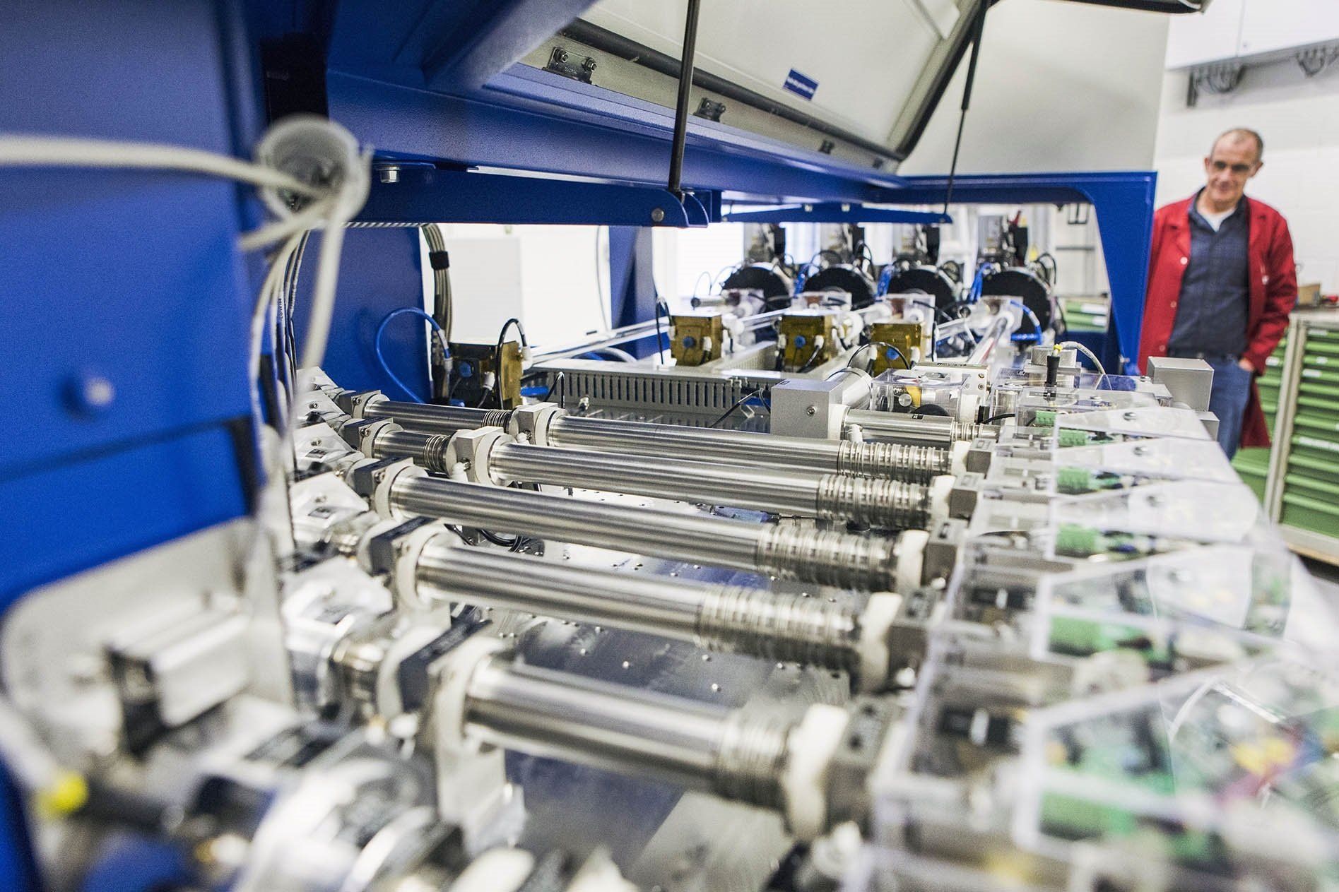 Das Foto zeigt eine große Laseranlage.