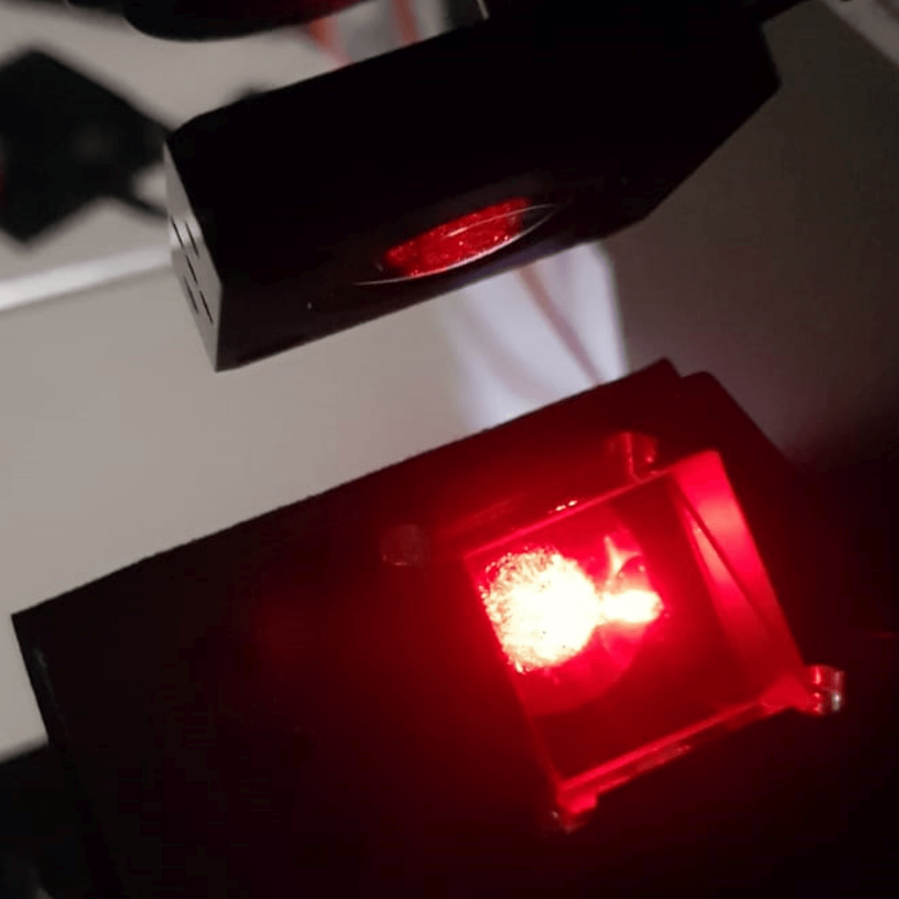 Blick in ein Messintrument mit rotem Laserlicht