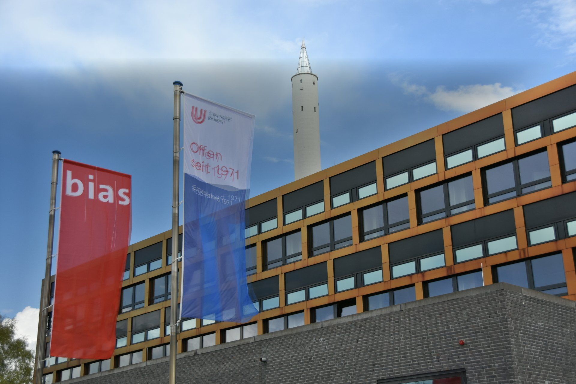 Gebäude BIAS mit Flaggen im Vordergrund