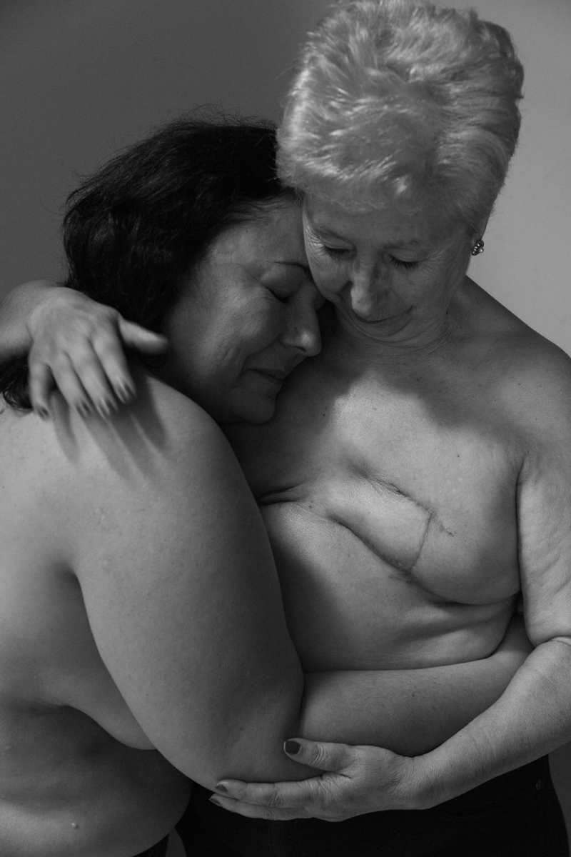 PROJECT SCARS-CICATRICES BARCELONA CLAUDIA QUINTANA DOCUMENTARY PHOTOGRAPHY IEFC. MONTSE MOTHER AND DAUGHTER BREAST CANCER.