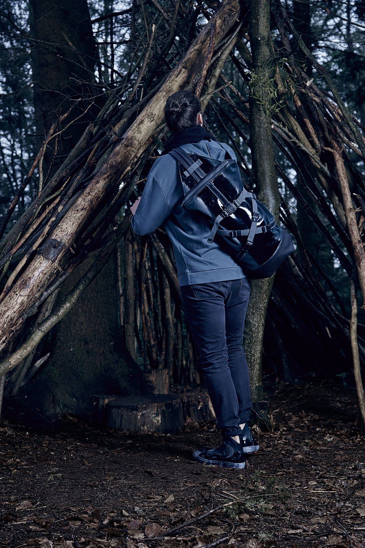 Kampagnen Fotografie Kampagnenshooting Werbeaufnahme Werbefotografie Textilfotografie Model Outfit Textilien Outdoor Schuhe Rucksack Mann