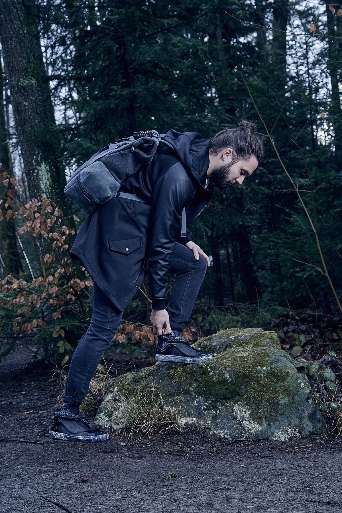 Kampagnen Fotografie Kampagnenshooting Werbeaufnahme Werbefotografie Textilfotografie Model Outfit Textilien Outdoor Schuhe Rucksack Mann