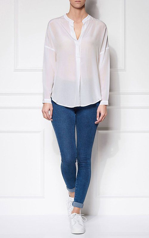 Textilfotografie Modelfotografie Modelshooting Frau Jeans Hose Sneaker Bluse Outfit