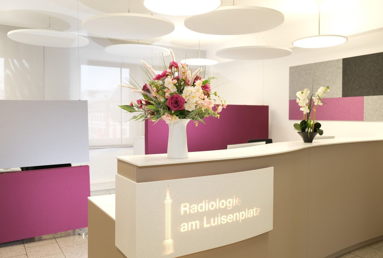 Moderner Empfangsbereich mit Anmeldetresen in der Radiologie am Luisenplatz Darmstadt