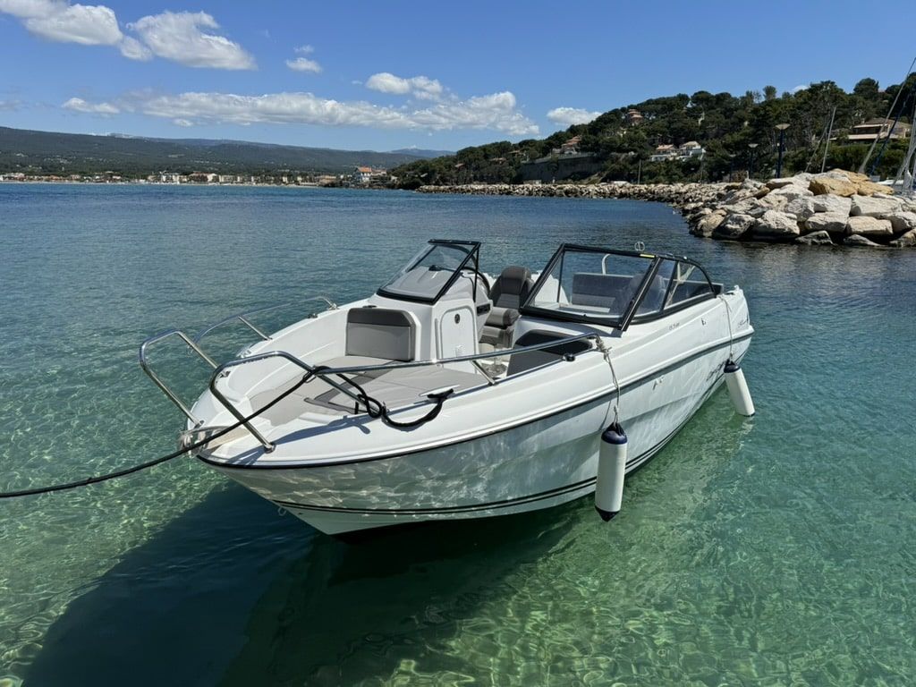 Bateau JEANNEAU BR 650 disponible en location à Saint-Cyr-sur-Mer, 6.5m, 150cv, 7 personnes