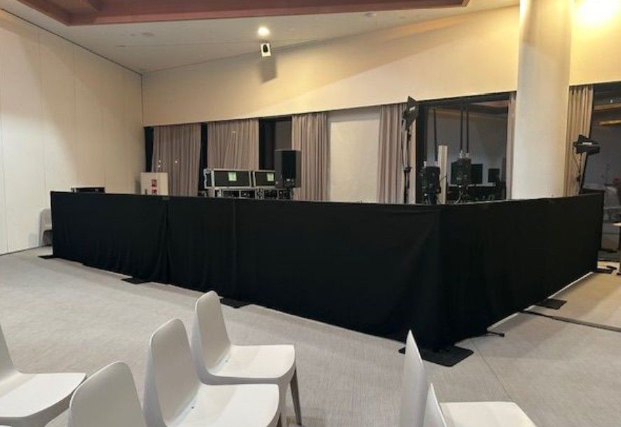 cortinas para tapar zona tecnica en evento