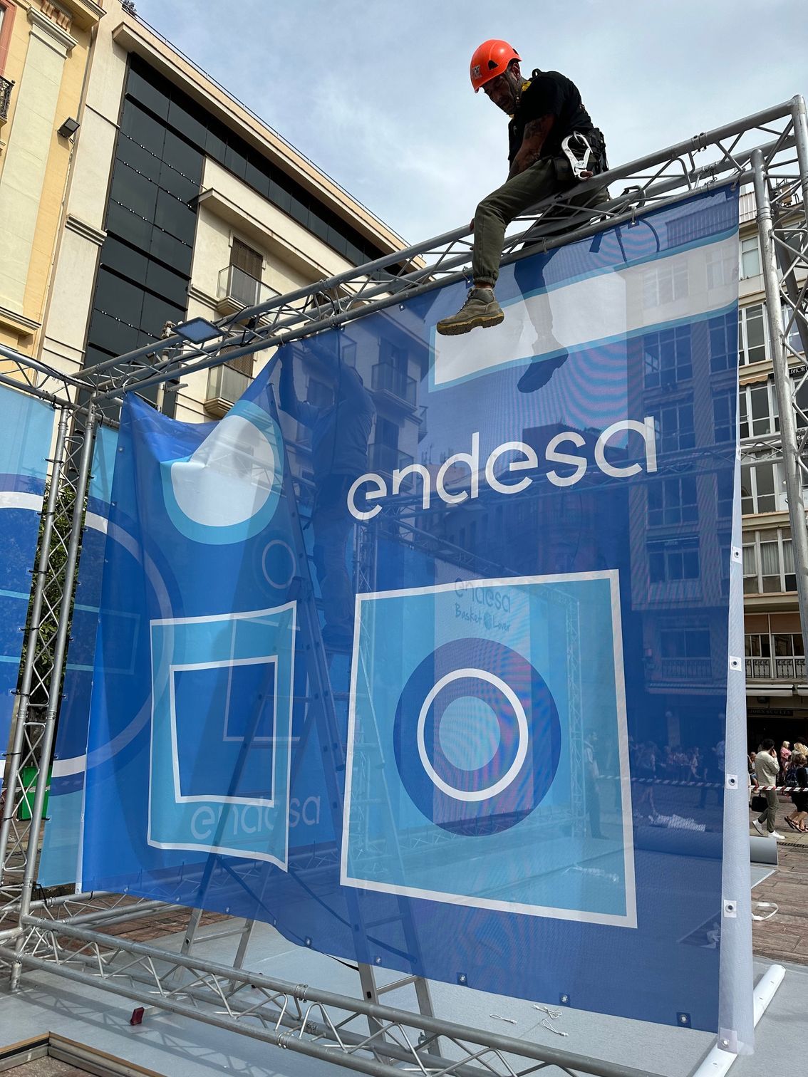 Stand exterior con branding corporativo en Málaga