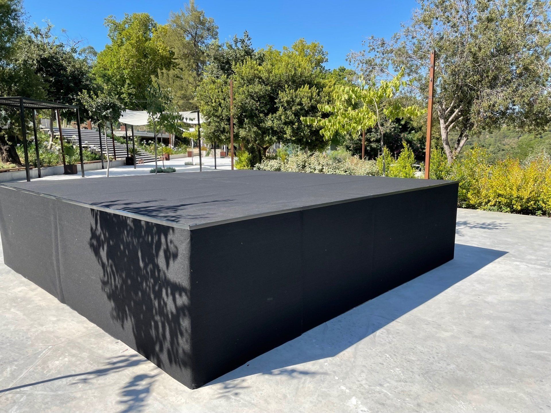 alquiler y montaje escenario de exterior en malaga