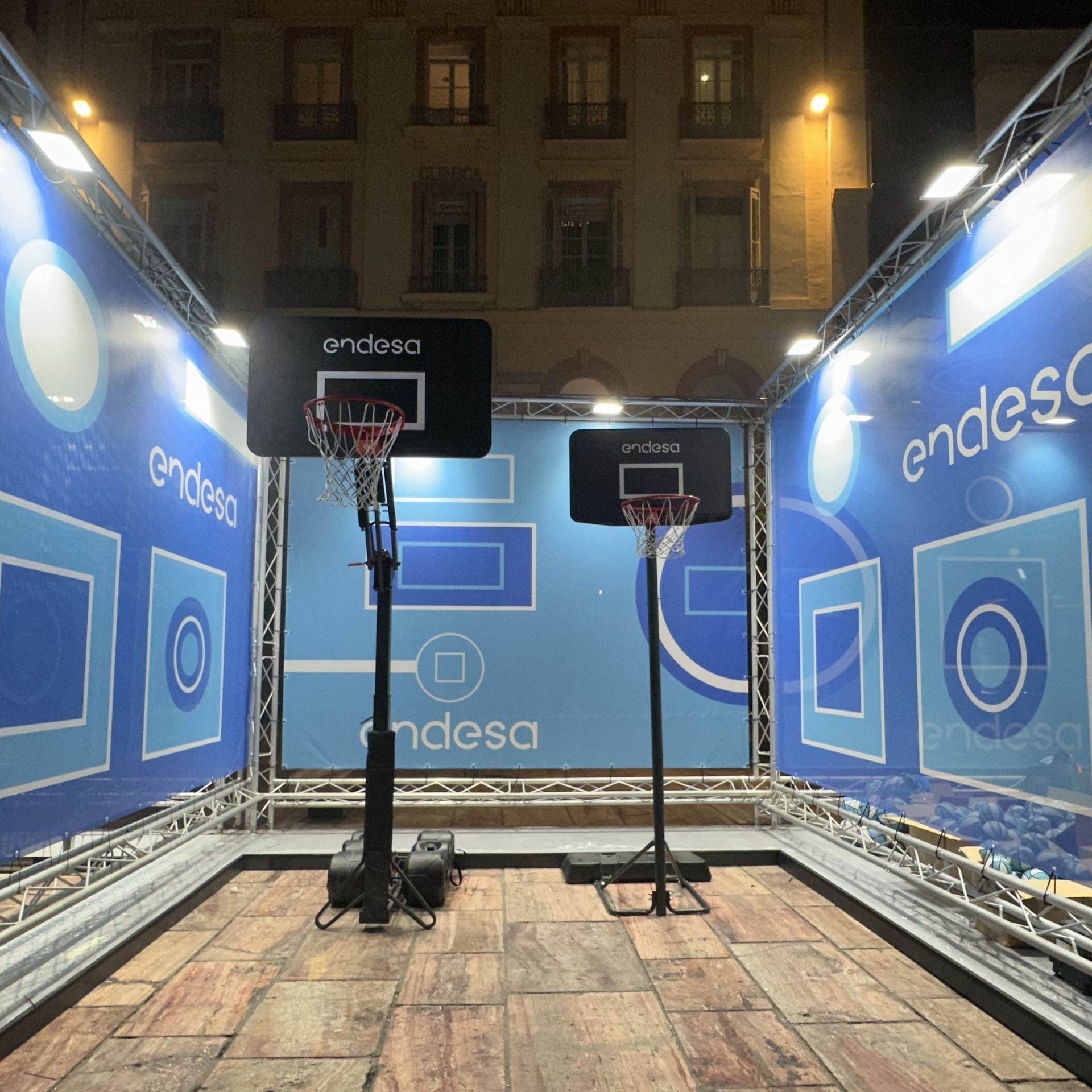 Activación exterior con truss y diseño técnico