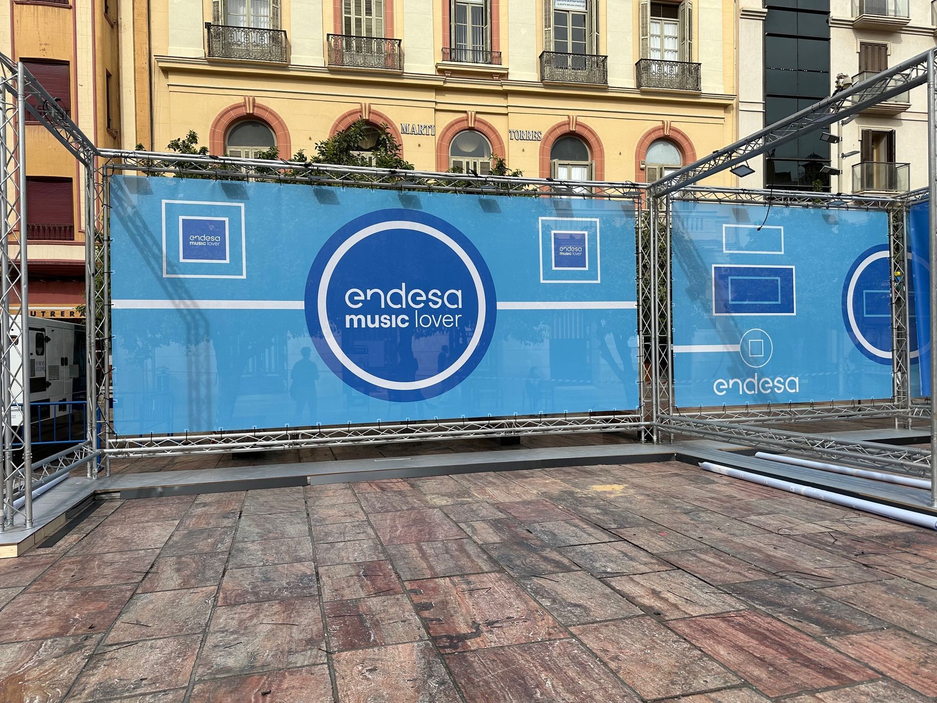 Truss con gráfica impresa para evento exterior