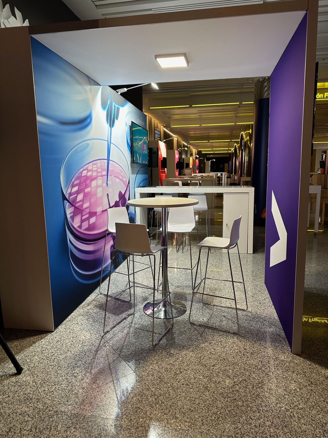 alquiler mobiliario para sponsor stand en malaga