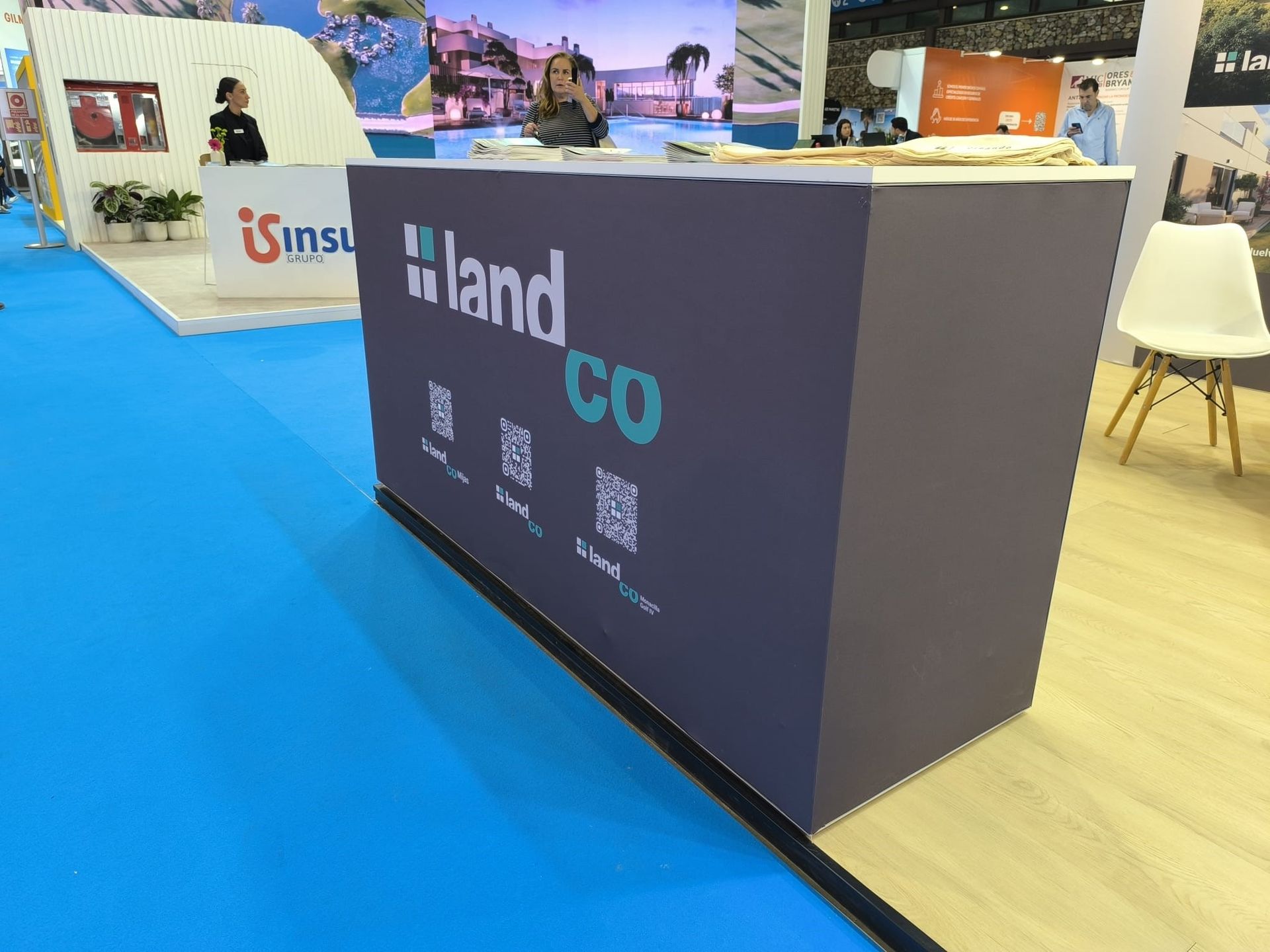 Alquiler de mostrador Premium con gráfica continua en Málaga