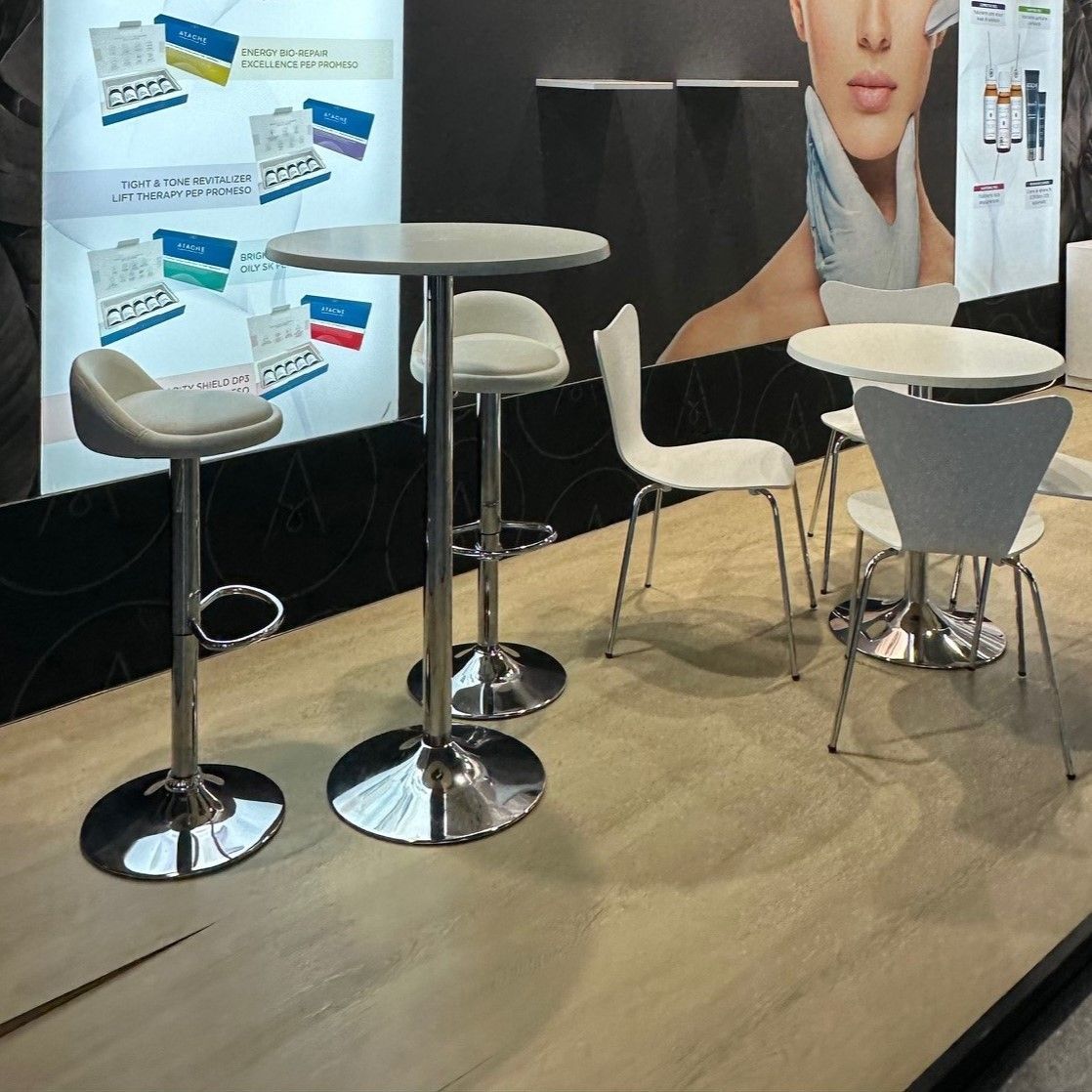 stand de congreso con suelo de madera malaga