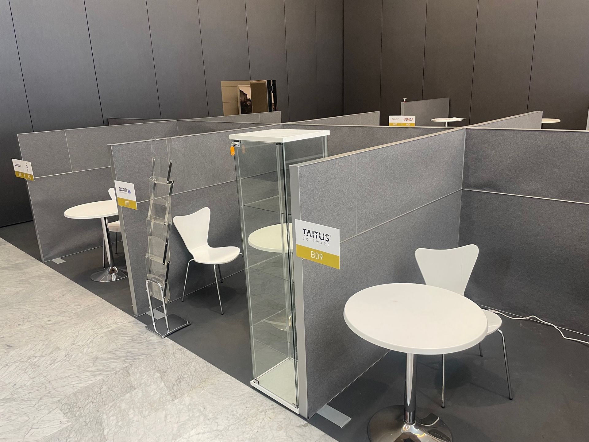 mobiliario para zona de reuniones en congreso malaga