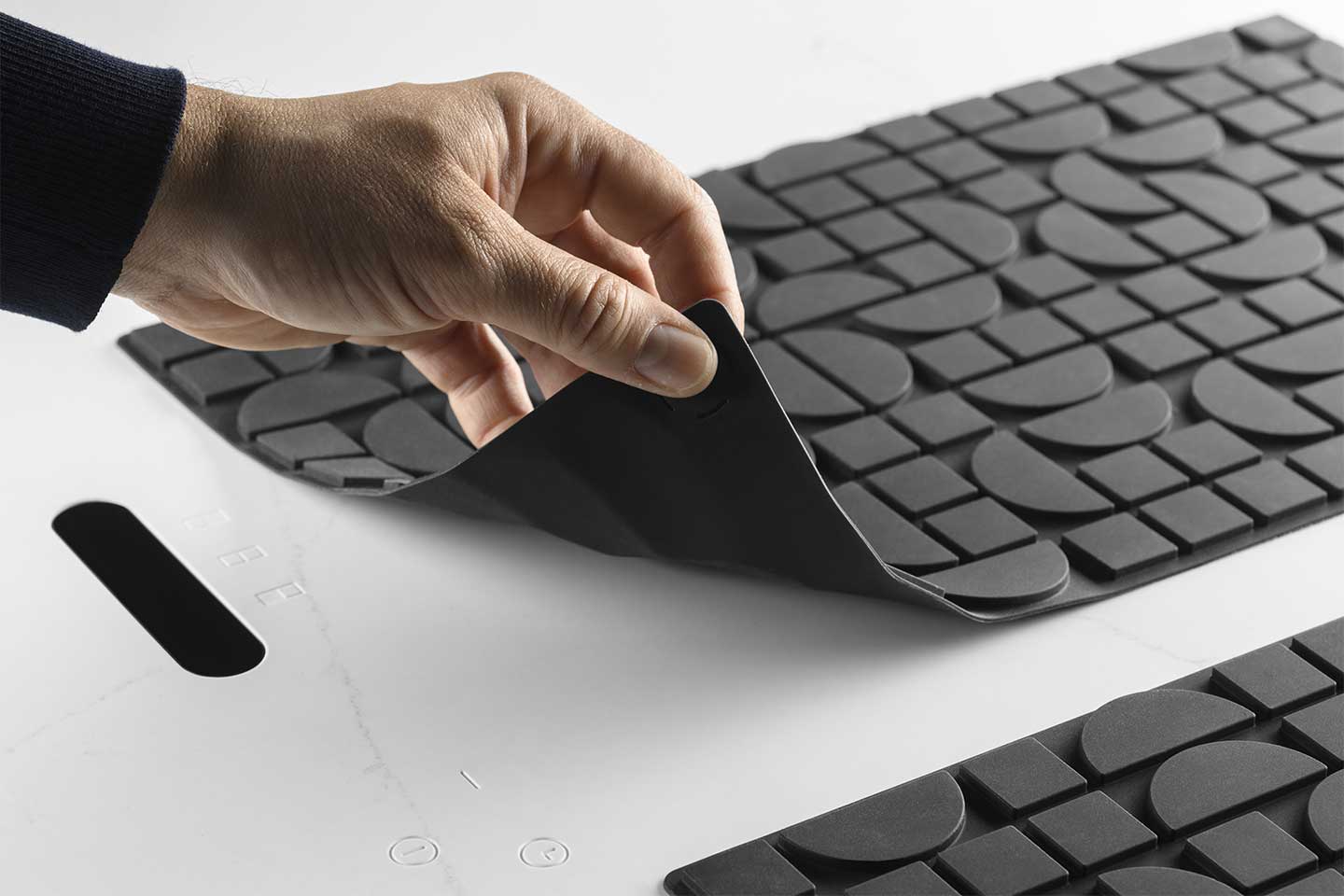 Dettaglio piano cottura induzione sotto top