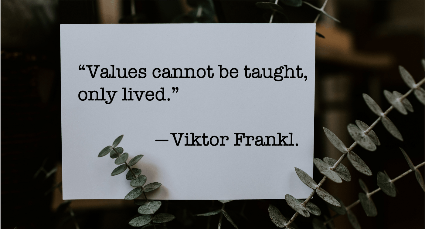 Hier geht's zum Artikel. Photo by Kelly Sikkema on Unsplash. Zitat von Viktor Frankl. Werte identifizieren und leben.