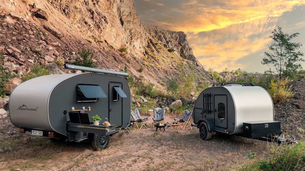 Zwei MINIATOURING Mini-Wohnwagen auf einem Campingplatz