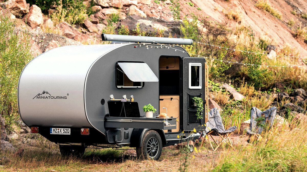 kleiner teardrop mini wohnwagen von miniatouring mit Vorzelt