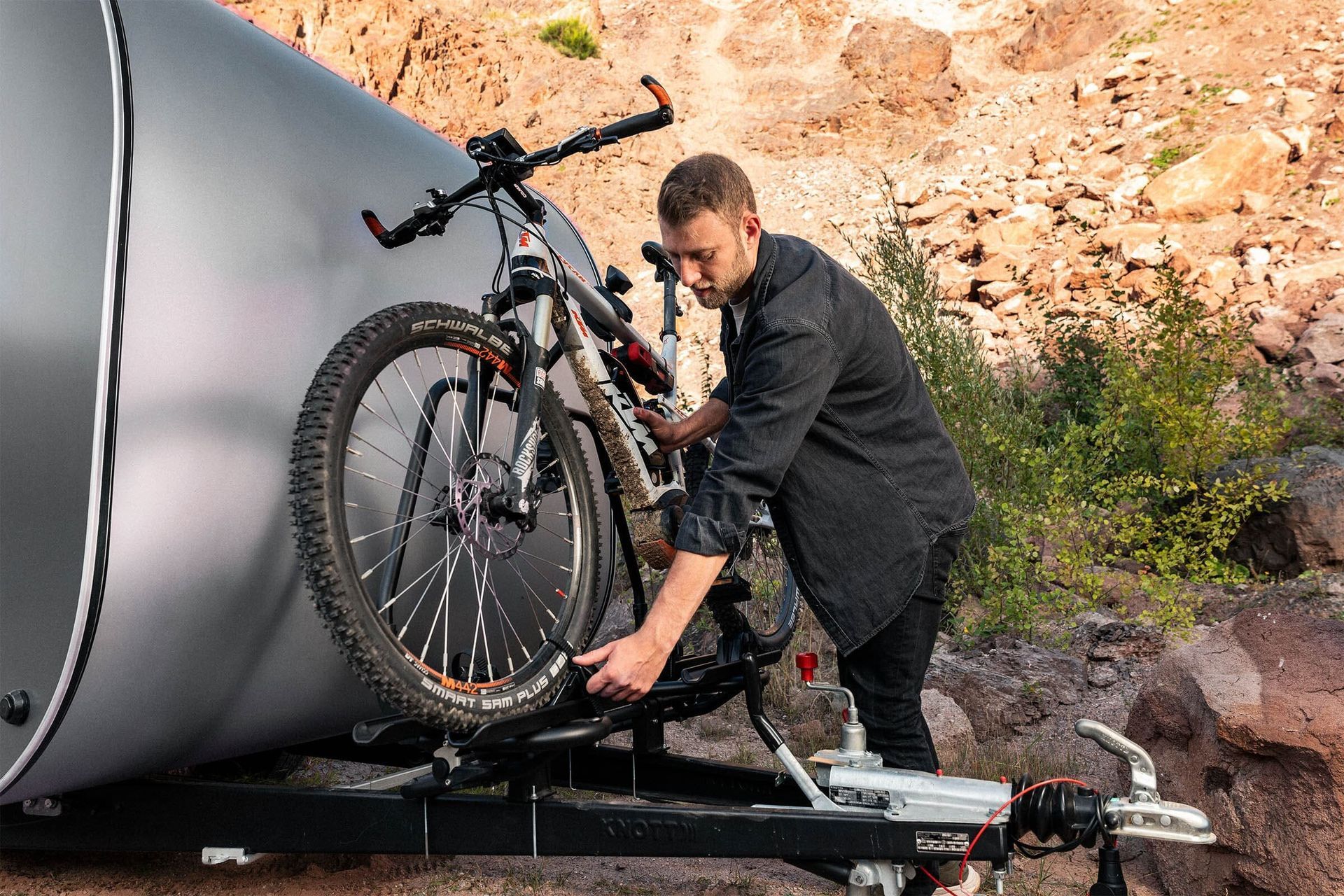mini Wohnwagen mit Fahrradträger