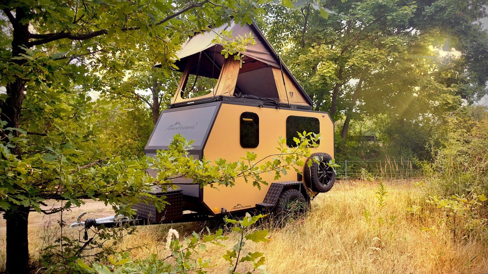 MINIATOURING Modell M23 mit seitlich ausgefahrener Außenküche
