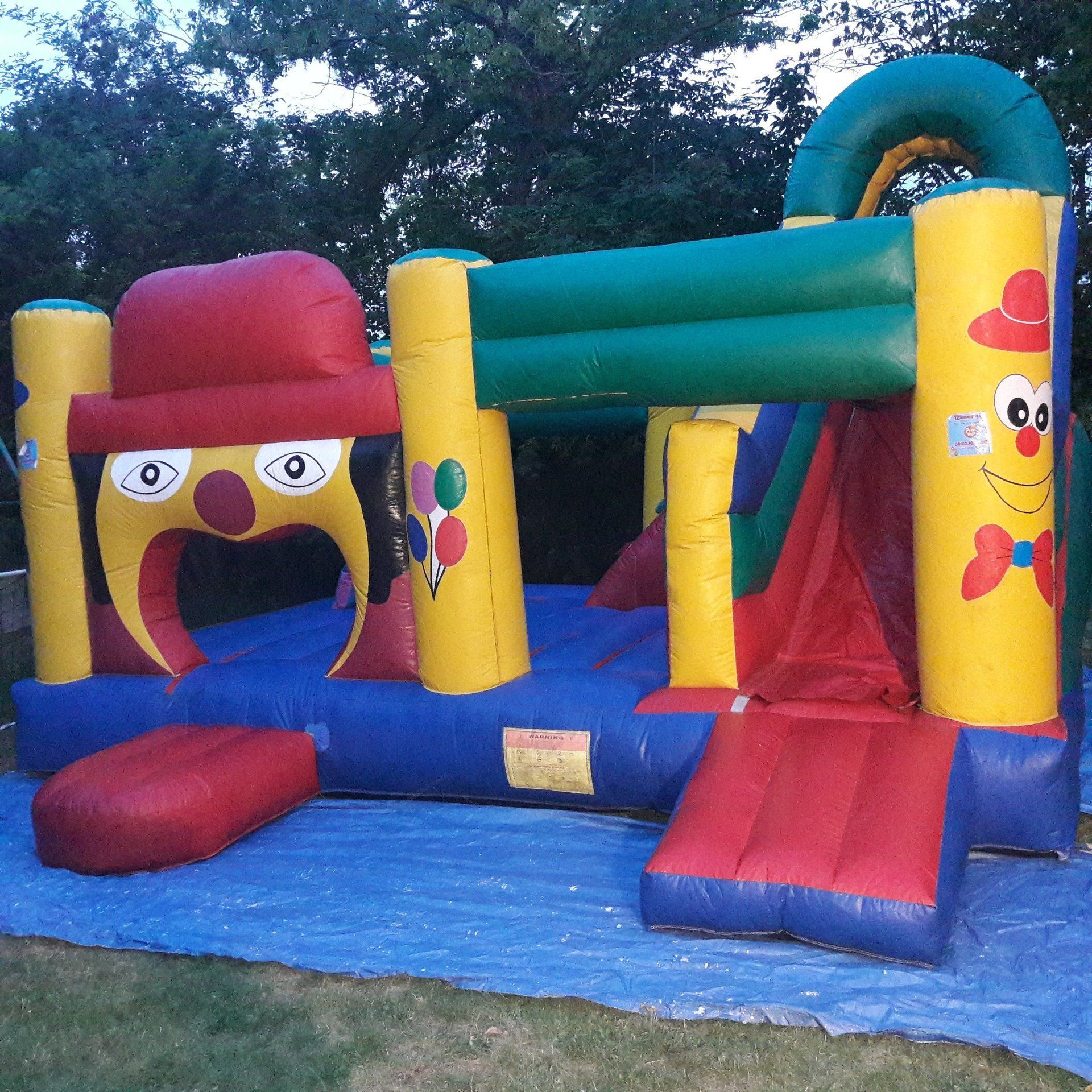 Location chateau structure gonflable clown 77, 78, 91, 92, 93, 94, 95, paris