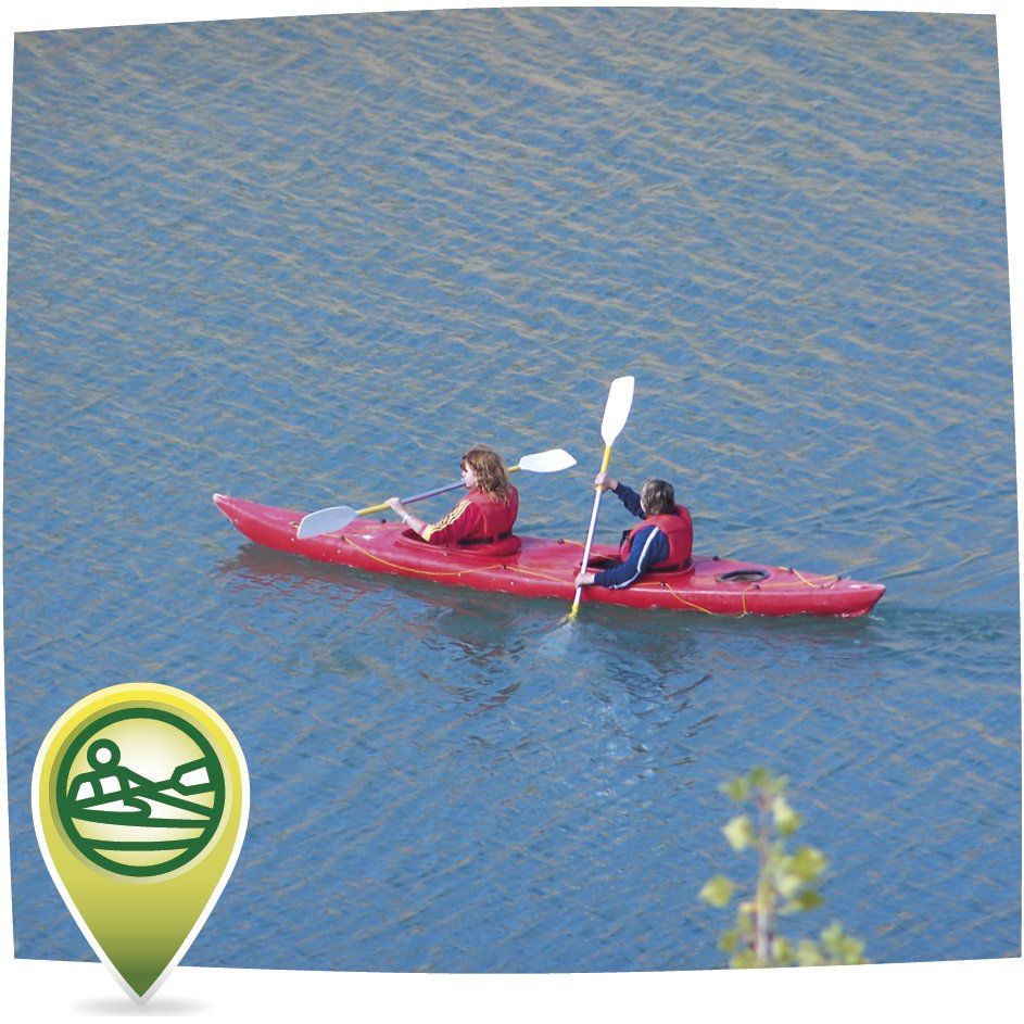 Piragua con 2 personas en el embalse de Alarcón