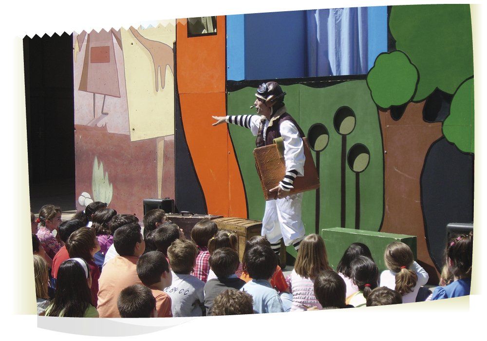 Joven en escenario en la actividad de animación y tiempo libre