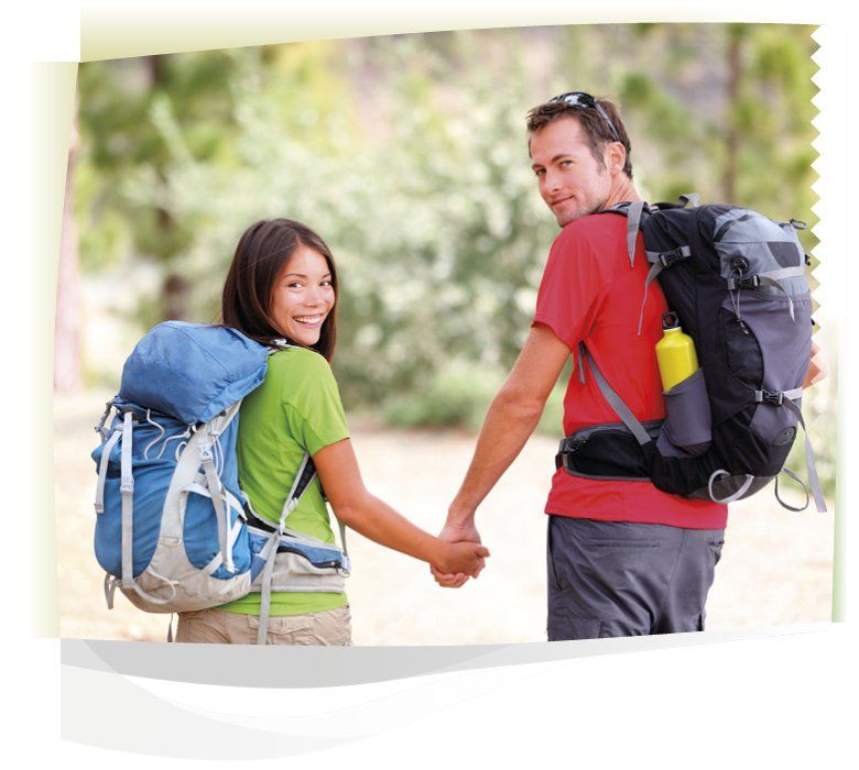 pareja haciendo senderismo o paseando con mochilas