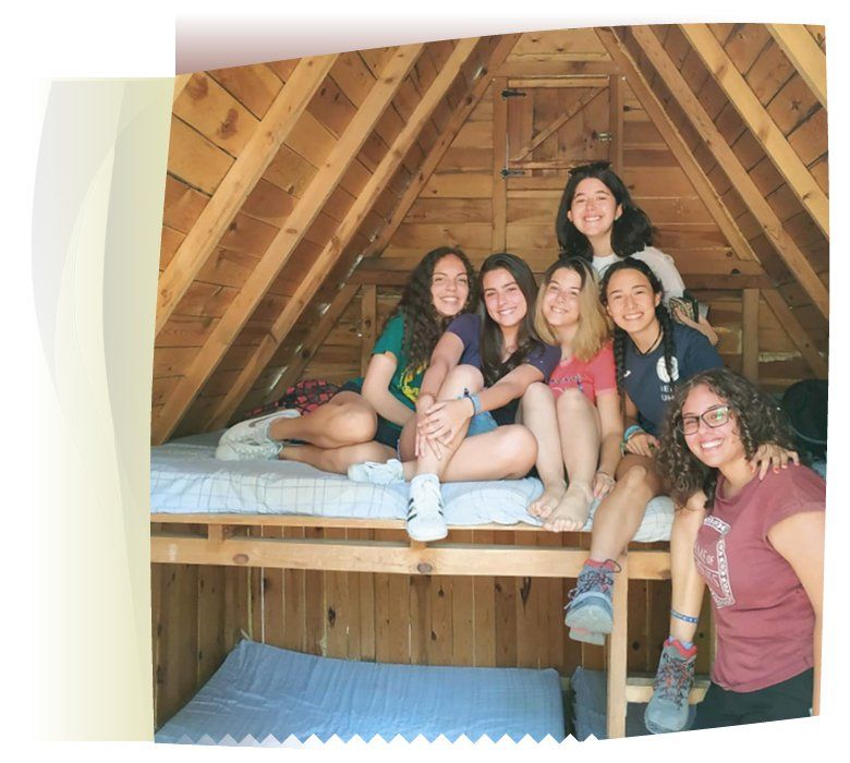 Jóvenes en interior cabaña