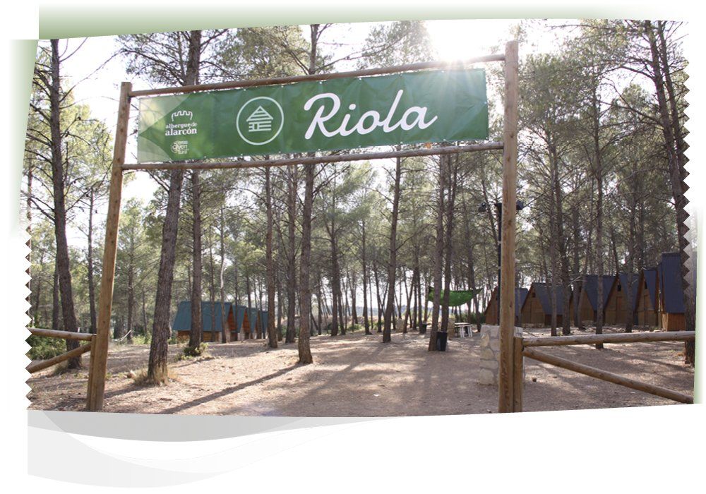 Cabañas Riola. Pinada y lona de entrada