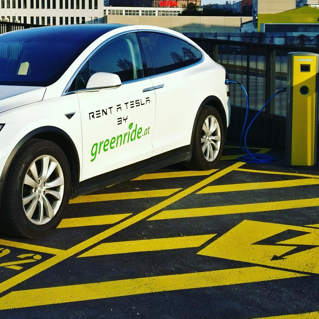 Tesla an Ladestation, ÖAMTC Ladesäule AC