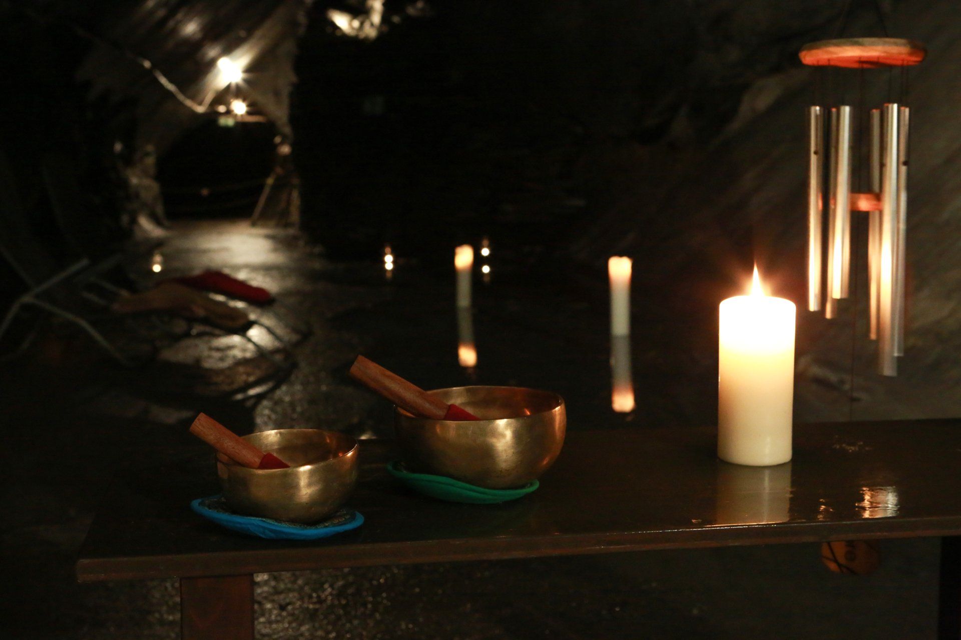 Klangschalen mit Kerzen auf Schieferstein