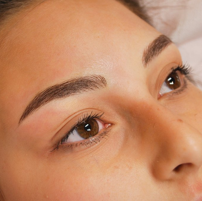 dermopigmentation des sourcils en poil à poil, ombrage, sourcils poudrés, sourcils combo