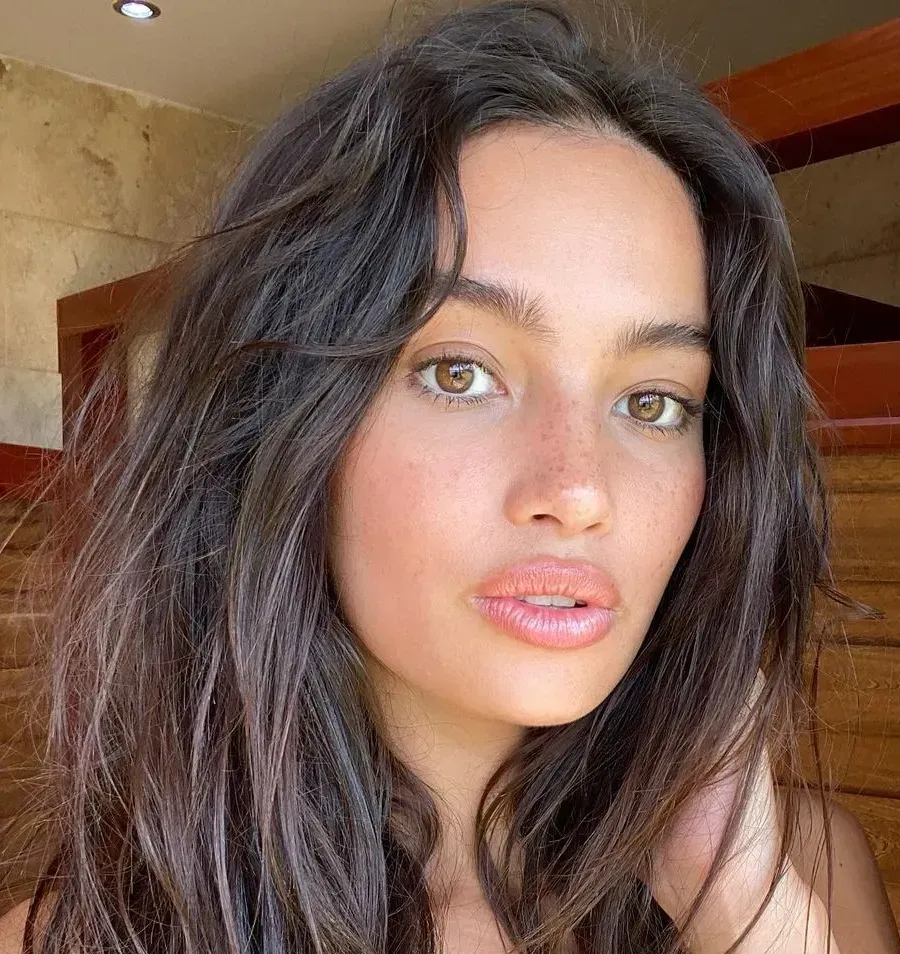 rostro de mujer con pecas semipermanentes