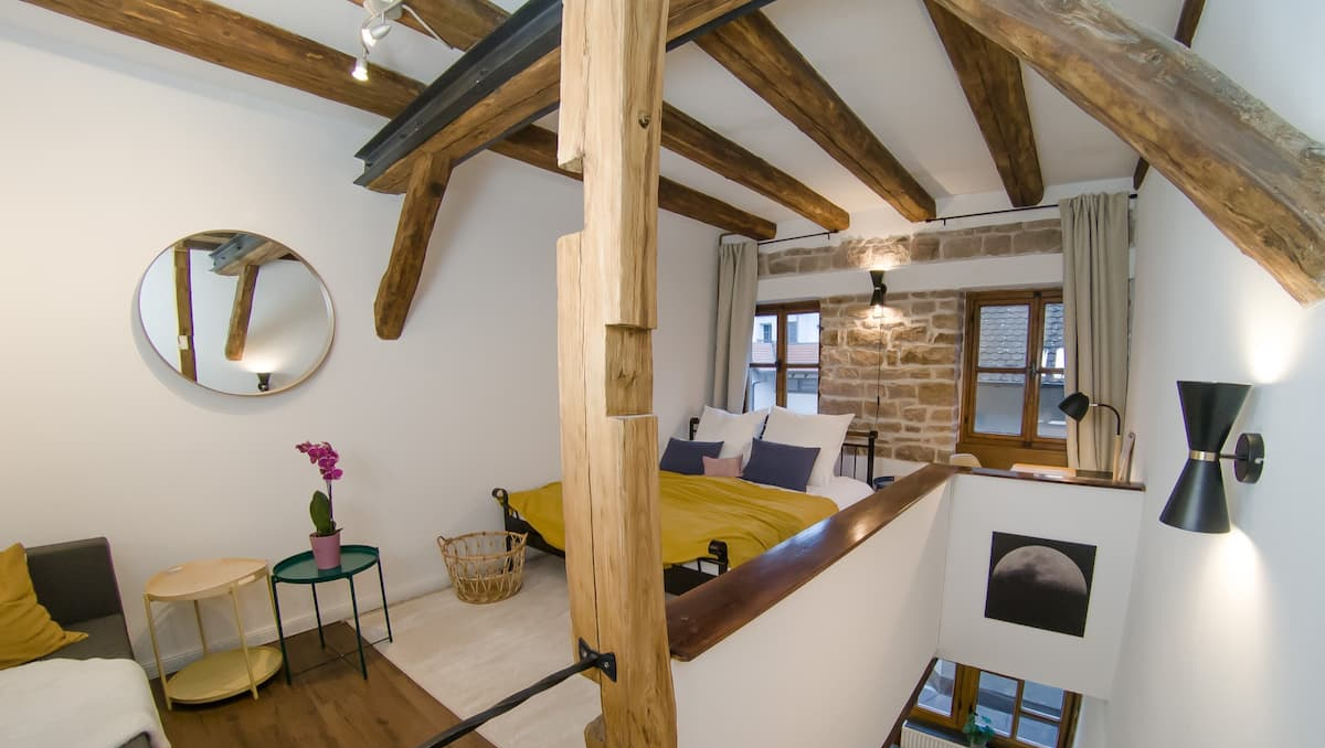 Kleine Remise Ettlingen Schlafzimmer mit offener Balkenkonstruktion