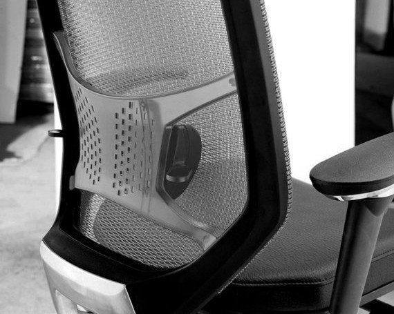 Bürostuhl mit verstellbarer Lordosenstütze