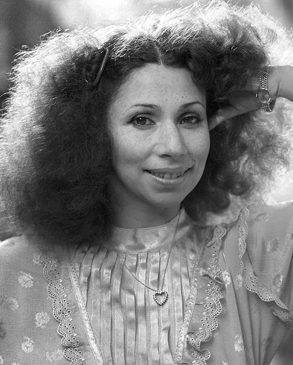 ROBERT REIS, PORTRAIT, ART, KUNST, FOTO, PHOTOGRAPHY, BREMERVÖRDE, BADEN-BADEN, GERMANY, JULIA MIGENES, KLASSIK, MUSIK, SÄBGERIN