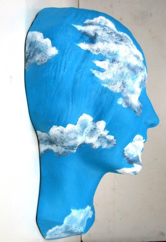 eine maske in blau von der unbekannten aus der seine die gabriele sauler aus stuttgart bemalt hat mit wolken und blauem himmel
