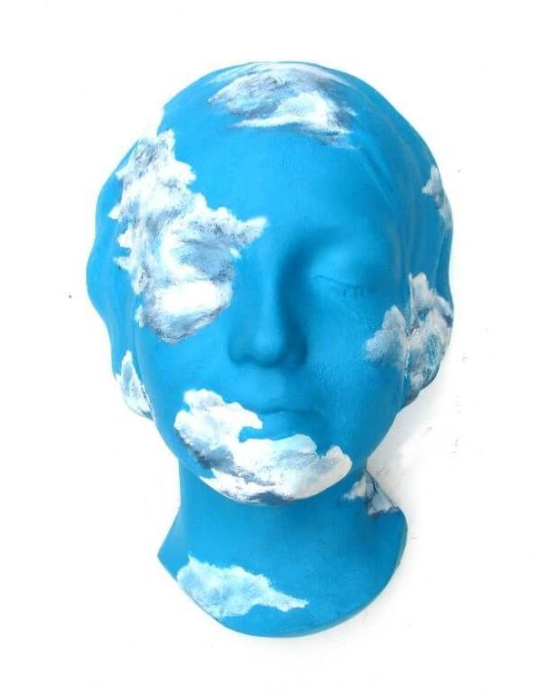 eine maske in blau mit wolken bemalt das die unbekannte aus der seine zeigt von gabriele sauler