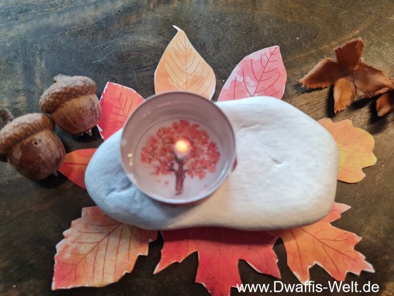 Jetzt wird es gemütlich. Mit den Lichtgrüßen für den Herbst holst Du DIr die schönsten Herbstmotive dazu. Toll auch zum verschenken! So werden Teelichter zu Lichtgrüßen.-Mit diesem E-Book machst DU aus langweiligen Teelichtern wunderbare Lichtgrüße und verzauberst Dein zu Hause. GLeichzeitig hast Du ganz besondere kleine Geschenke, Mitbringsel und Gastgeschenke. Thema Herbst