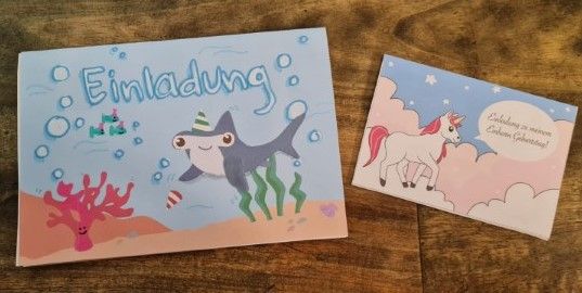 Einladung der Meerestiere (Ich habe sie noch zusätzlich angemalt) und die EInladung der Einhörner im Größenvergleich. Die Einladung der Einhörner habe ich verkleinert ausgedruckt. (2 Seiten auf 1 Seite)