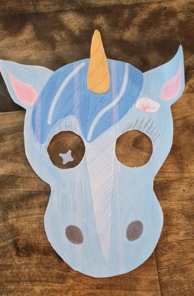 Einhorn sein leicht gemacht. Alles dabei, ebenfalls als Deko toll, dann würde ich aber die Augen nicht ausschneiden sondern die weiße Fläche anmalen. Soll ja keine Gruselparty werden, oder vielleicht doch?