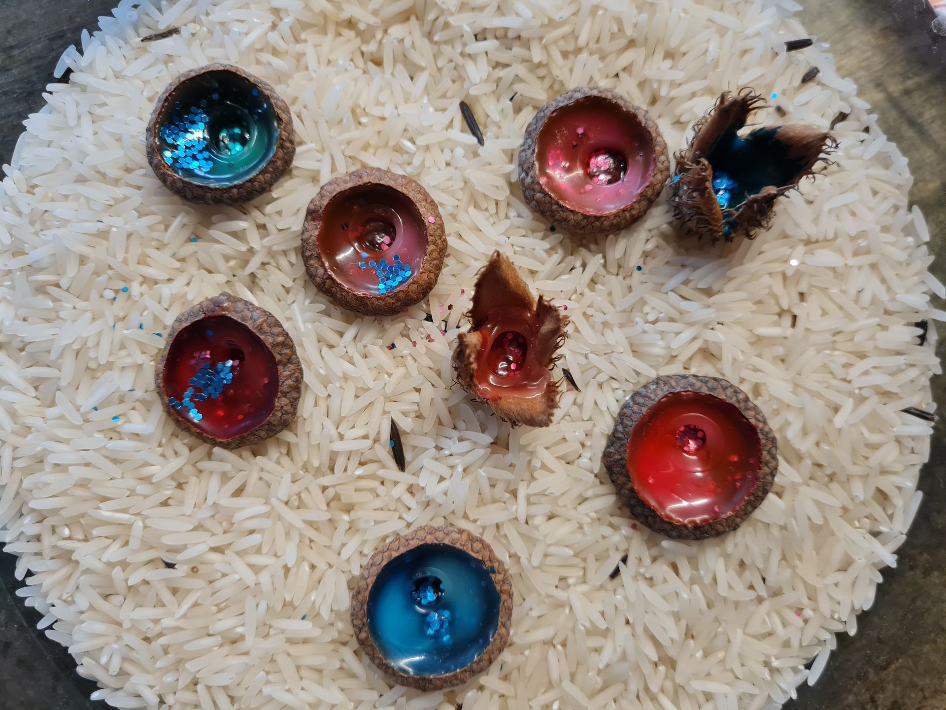 Anleitung wir aus gesammelten Eichelhütchen im Herbst tolle Eicheldiamanten gemacht werden von Dwaffis-Welt