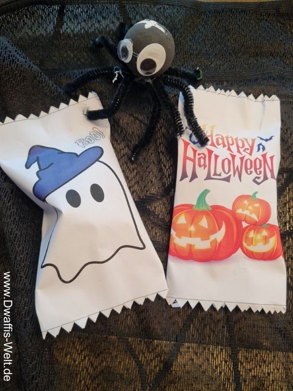 Jetzt wird gruselig! Aus langweiligen Teelichtern werden nun Lichtgrüße in denen Monster wohnen und Augenugen zurück glotzen. Die tolle Aufreißverpackung ist super geeignet um Süßigkeiten für klingelnde Kinder zu verpacken. Nie wieder langweilige Naschis verteilen.