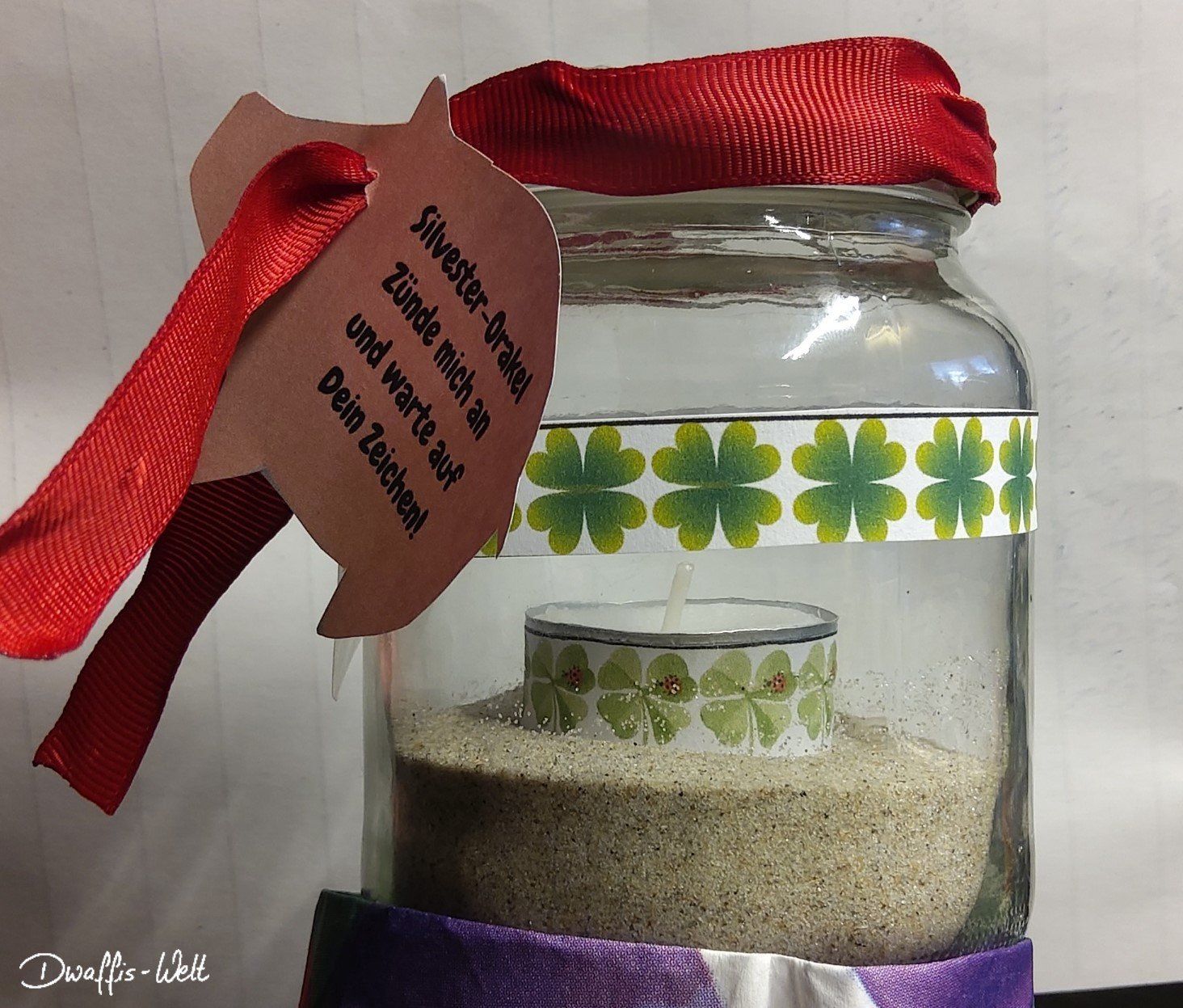 Mit diesem E-Book machst DU aus langweiligen Teelichtern wunderbare Lichtgrüße und verzauberst Dein zu Hause. GLeichzeitig hast Du ganz besondere kleine Geschenke, Mitbringsel und Gastgeschenke. AUßerdem gibt es jetzt statt Wachgießen oder BLeigießen das Silvester-Orakel. Ein toller Silversterbrauch. Thema: Silvester