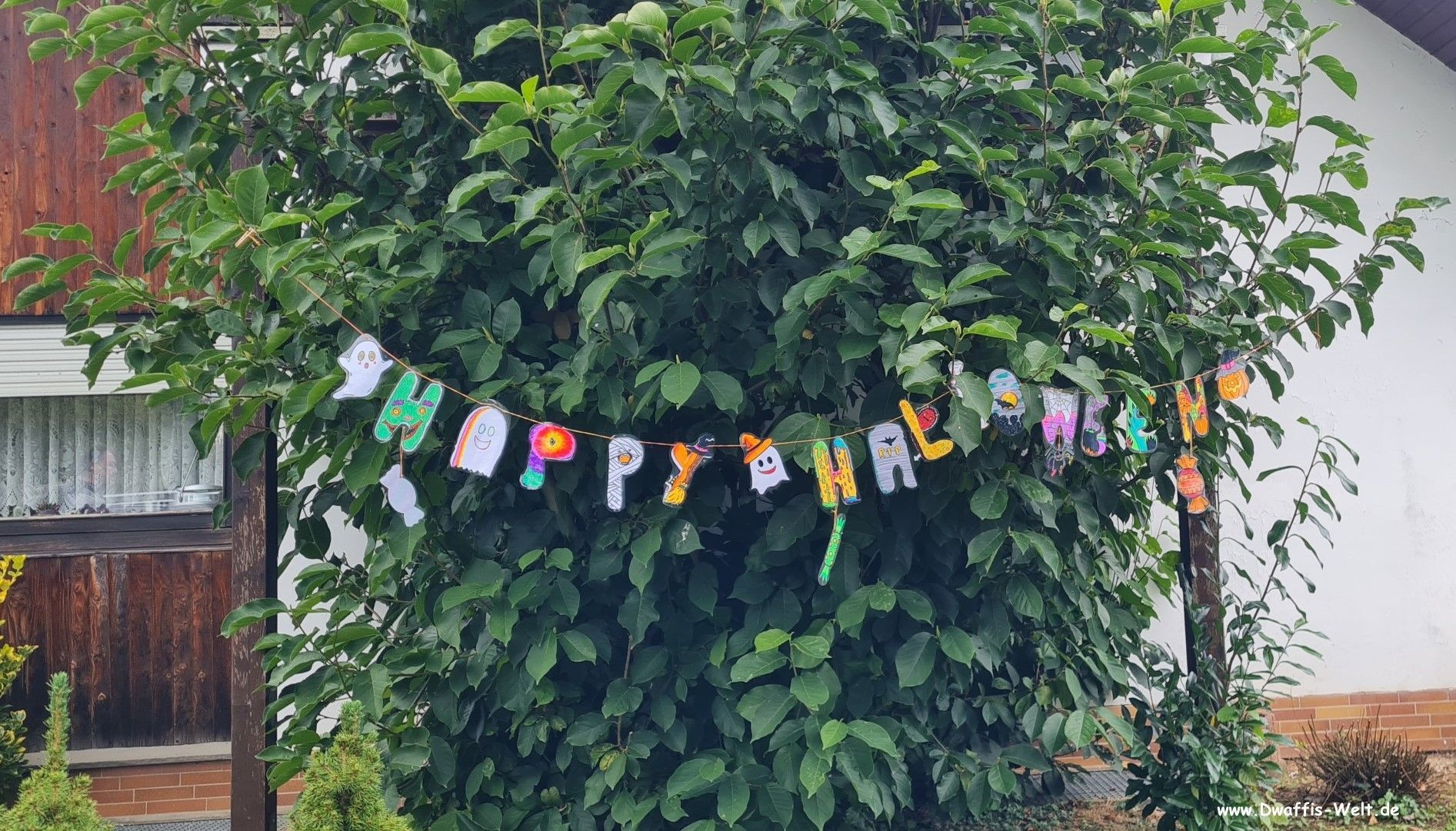 Die Halloween Girlande zum selber basteln und malen. Das Bastel-E-Book enthält eine Malvorlage mit über 70 Motiven und Buchstaben. Das Halloween Alphabet ist in einer weiteren Variante bunt ausgemalt. Runterladen, ausmalen, ausschneiden, basteln, fertig ist die tolle Halloweendekoration. Für Kinder geeignete Hallowen Deko. kreativer Mal und Bastelspaß