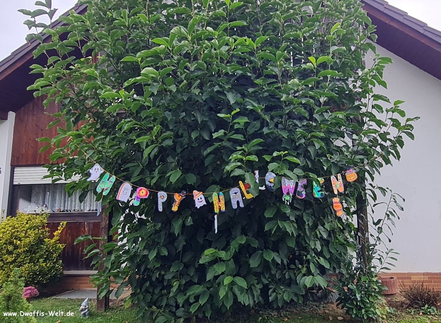 Die Halloween Girlande zum selber basteln und malen. Das Bastel-E-Book enthält eine Malvorlage mit über 70 Motiven und Buchstaben. Das Halloween Alphabet ist in einer weiteren Variante bunt ausgemalt. Runterladen, ausmalen, ausschneiden, basteln, fertig ist die tolle Halloweendekoration. Für Kinder geeignete Hallowen Deko. kreativer Mal und Bastelspaß