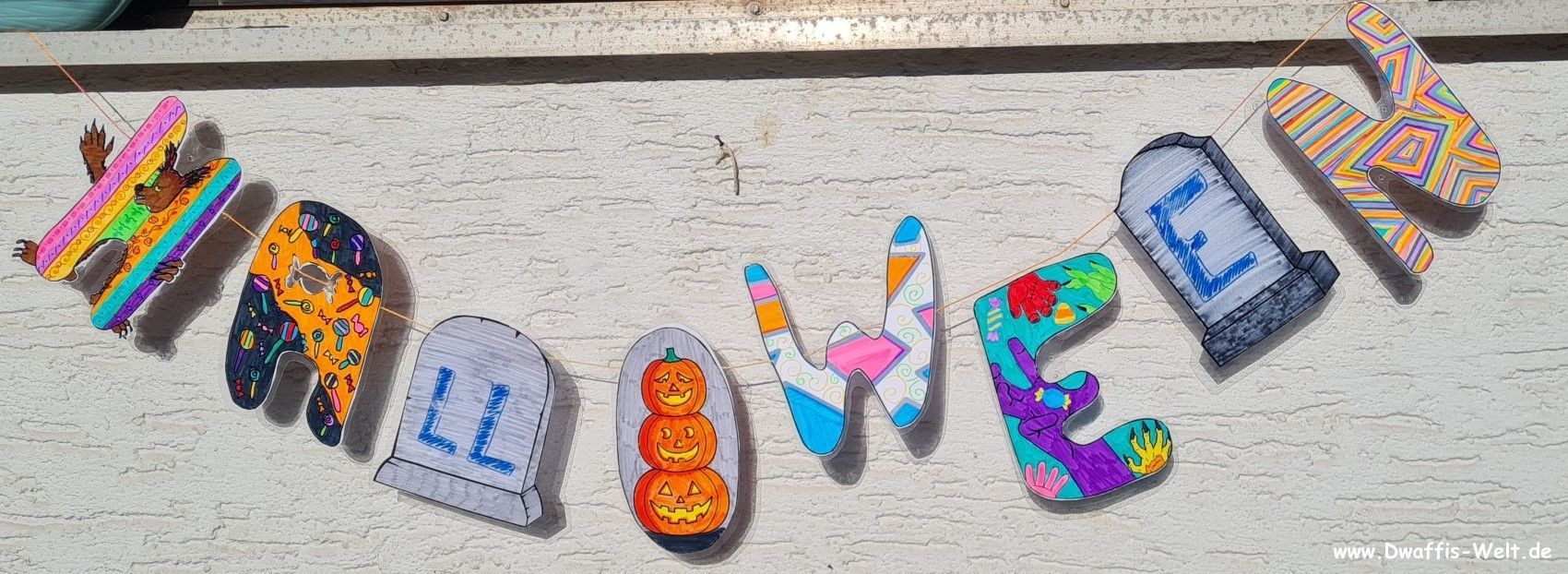 Die Halloween Girlande zum selber basteln und malen. Das Bastel-E-Book enthält eine Malvorlage mit über 70 Motiven und Buchstaben. Das Halloween Alphabet ist in einer weiteren Variante bunt ausgemalt. Runterladen, ausmalen, ausschneiden, basteln, fertig ist die tolle Halloweendekoration. Für Kinder geeignete Hallowen Deko. kreativer Mal und Bastelspaß